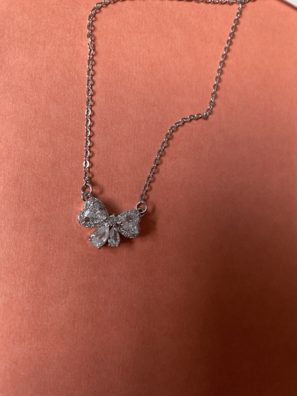 Silver ribbon pendant