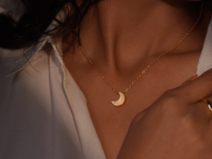 Nyra chain pendant