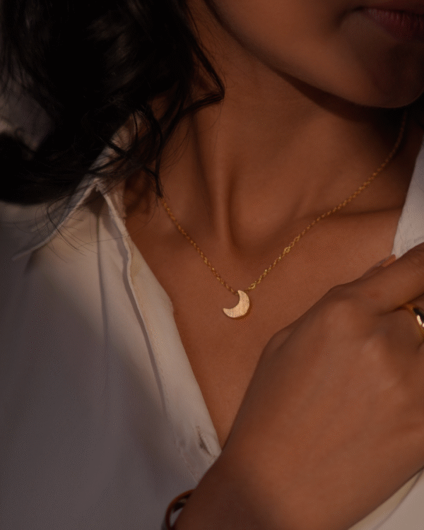 Nyra chain pendant